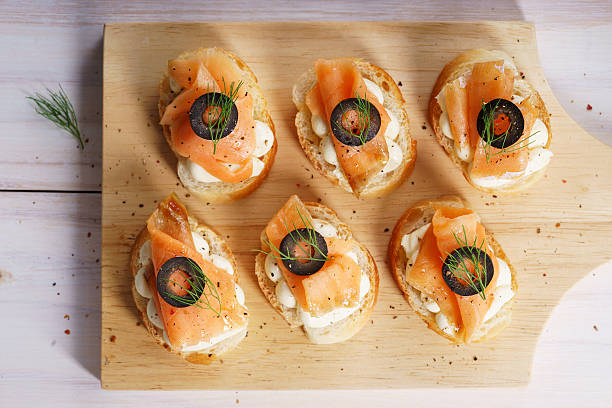 salmão defumado canapé - canape appetizer gourmet salmon - fotografias e filmes do acervo