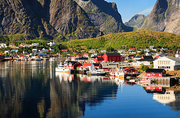 reine, pintoresco pueblo de pescadores en noruega lofoten islands - fishing village nordic countries fjord fotografías e imágenes de stock