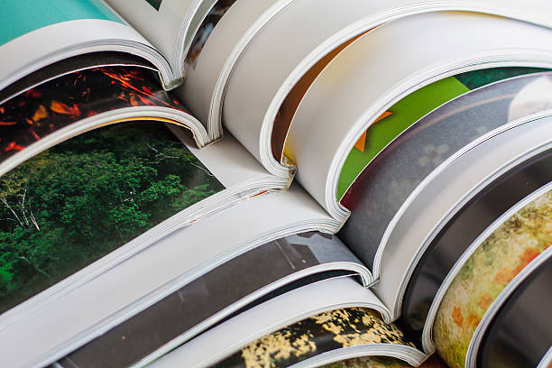 stapel von zeitschriften - magazine catalog stack printed media stock-fotos und bilder