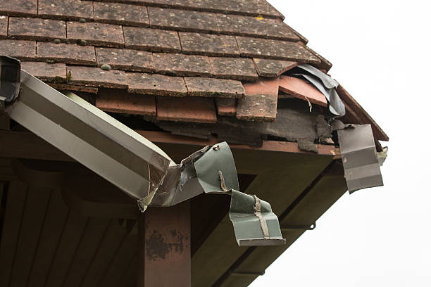 tempestade danos a propriedade residencial e de telhado de calhas afectadas. - storm damage - fotografias e filmes do acervo