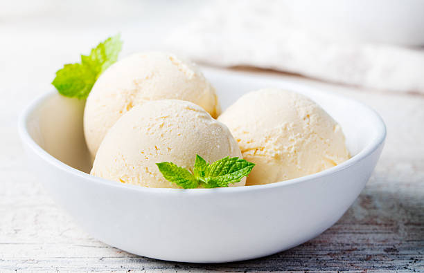 vanille-eis in der schale bio-produkt - vanilla ice cream ice ice cream organic stock-fotos und bilder