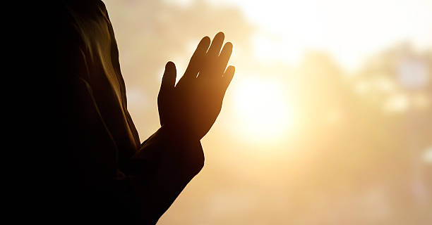 respekt und beten auf natur hintergrund - kneeling praying women begging stock-fotos und bilder