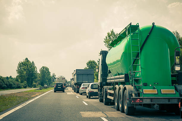 korek uliczny na autostradzie.  oczekiwanie samochody linii - asphalt truck transportation mode of transport zdjęcia i obrazy z banku zdjęć