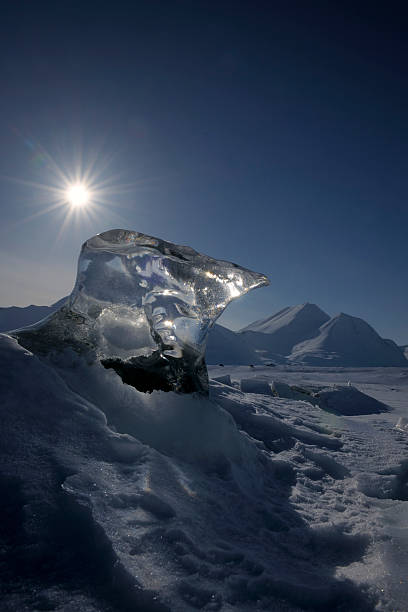 lodowy wystający z sea ice. - ice arctic crevasse glacier zdjęcia i obrazy z banku zdjęć