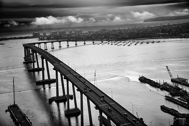 мост коронадо в черно-белый-сан-диего - coronado bay bridge стоковые фото и изображения
