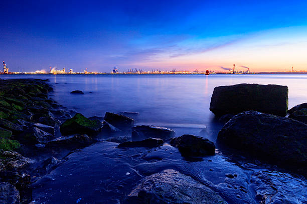 moody paesaggio marino lungo il fiume nieuwe waterweg - nieuwe waterweg foto e immagini stock