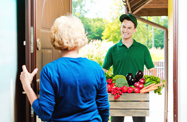 配送男性、オーガニックフード - leaf vegetable freshness vegetable market ストックフォトと画像