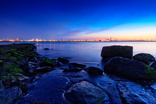 moody paesaggio marino lungo il fiume nieuwe waterweg - nieuwe waterweg foto e immagini stock