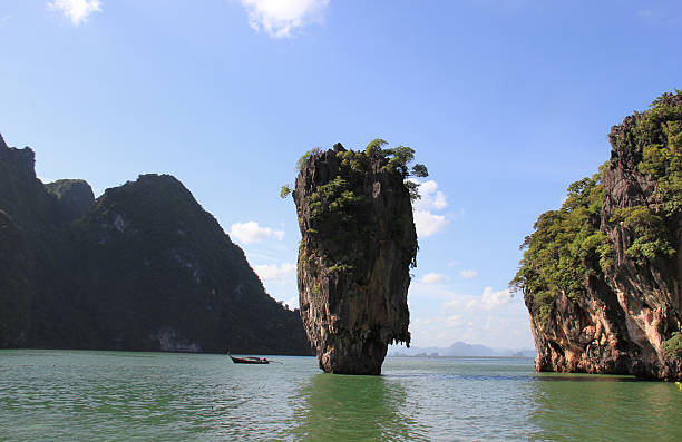 остров джеймса бонда или као tapu, phang nga, таиланд - phuket province beach blue cliff стоковые фото и изображения