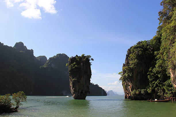 остров джеймса бонда или као tapu, phang nga, таиланд - phuket province beach blue cliff стоковые фото и изображения