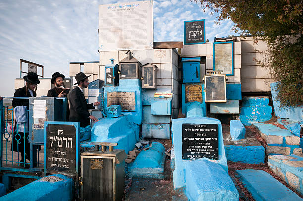 chassidici ebrei pregare in rabbino isaac luria tomba in safed - safed foto e immagini stock