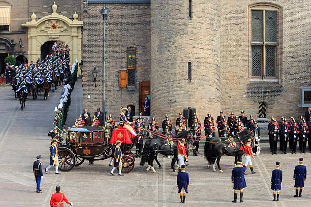 royal carriage arriving on binnenhof during prinsjesdag - prinsjesdag stockfoto's en -beelden