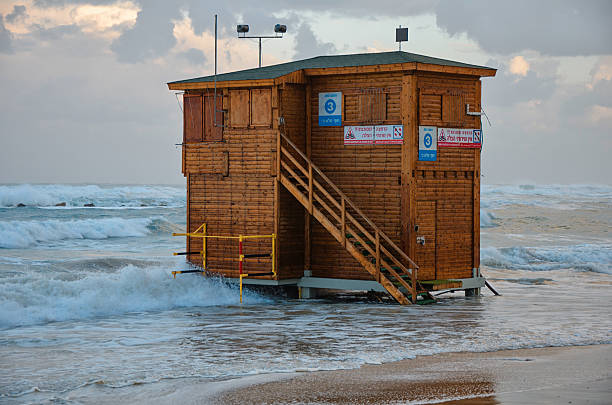 bagnino stazione di legno inutilizzate - wave sea storm water foto e immagini stock
