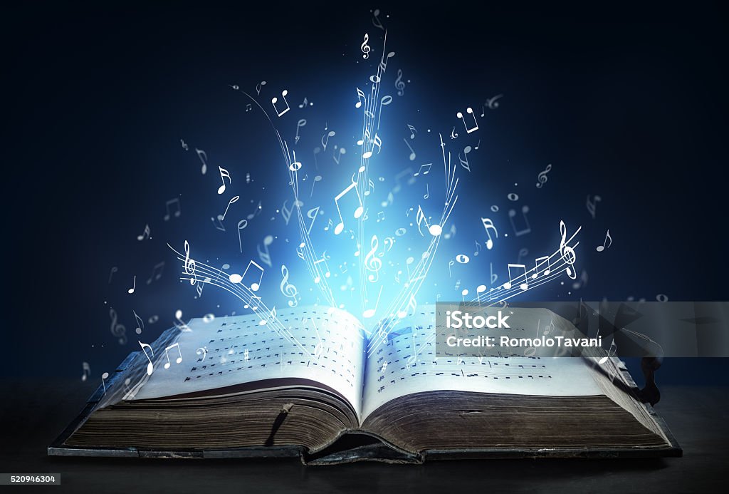 Clássico Sinfonia brilha com notas musicais de uma antiga Reserve - Foto de stock de Livro royalty-free