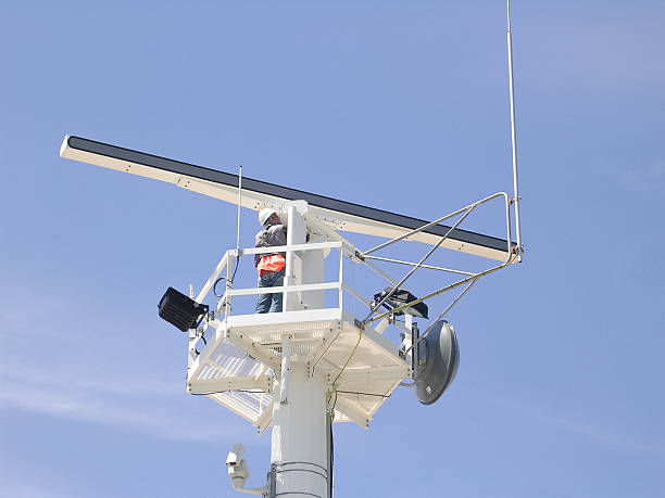 técnico de manutenção de antena de radar - sea safety antenna radar imagens e fotografias de stock