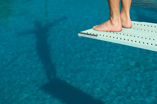 hombre de pie sobre trampolín nadador - diving board fotografías e imágenes de stock