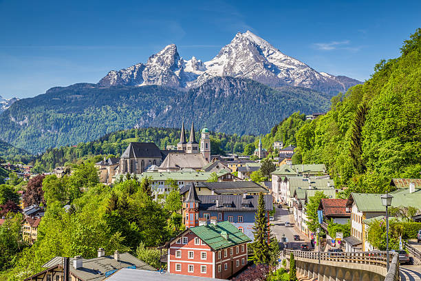 historische stadt berchtesgaden mit watzmann mountain, bayern, deutschland - european alps germany landscaped spring stock-fotos und bilder