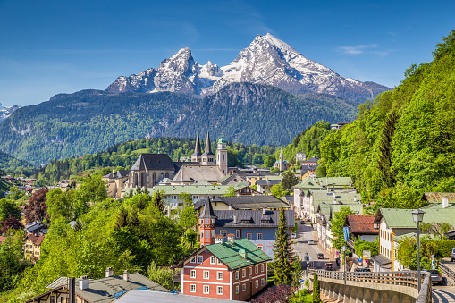 La histórica ciudad de Berchtesgaden con Watzmann las montañas, Baviera, Alemania photo