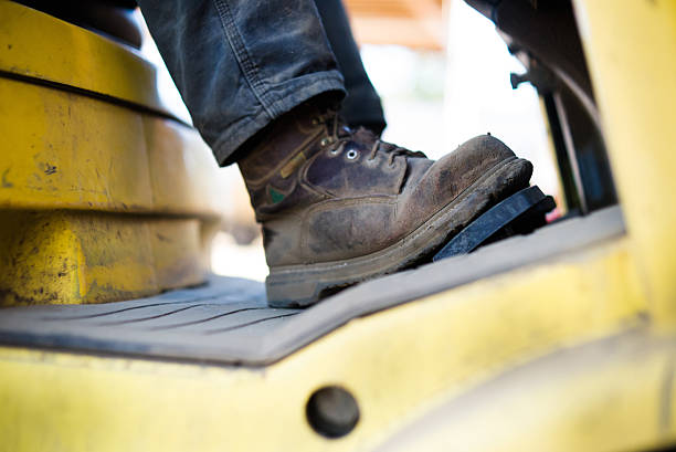 workboots のクローズアップの男性運転フォークリフト - leather bound ストックフォトと画像