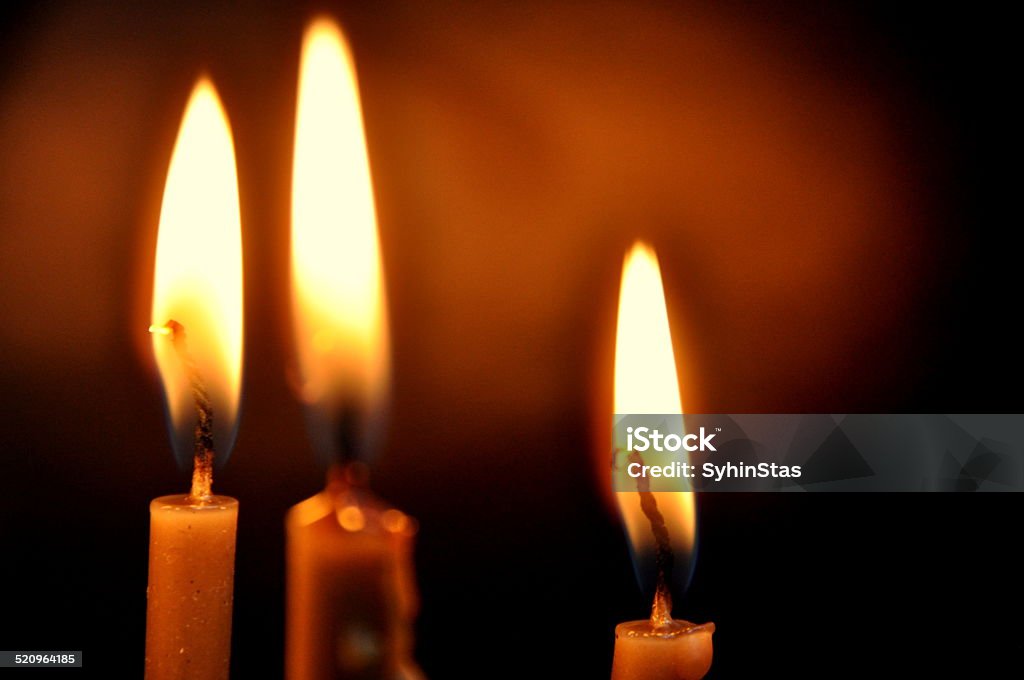 Kerzen in der Dunkelheit - Lizenzfrei Aufopferung Stock-Foto