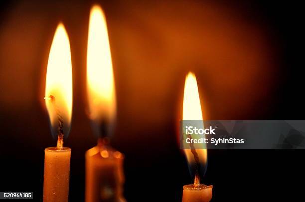Kerzen In Der Dunkelheit Stockfoto und mehr Bilder von Aufopferung - Aufopferung, Beten, Bienenwachs