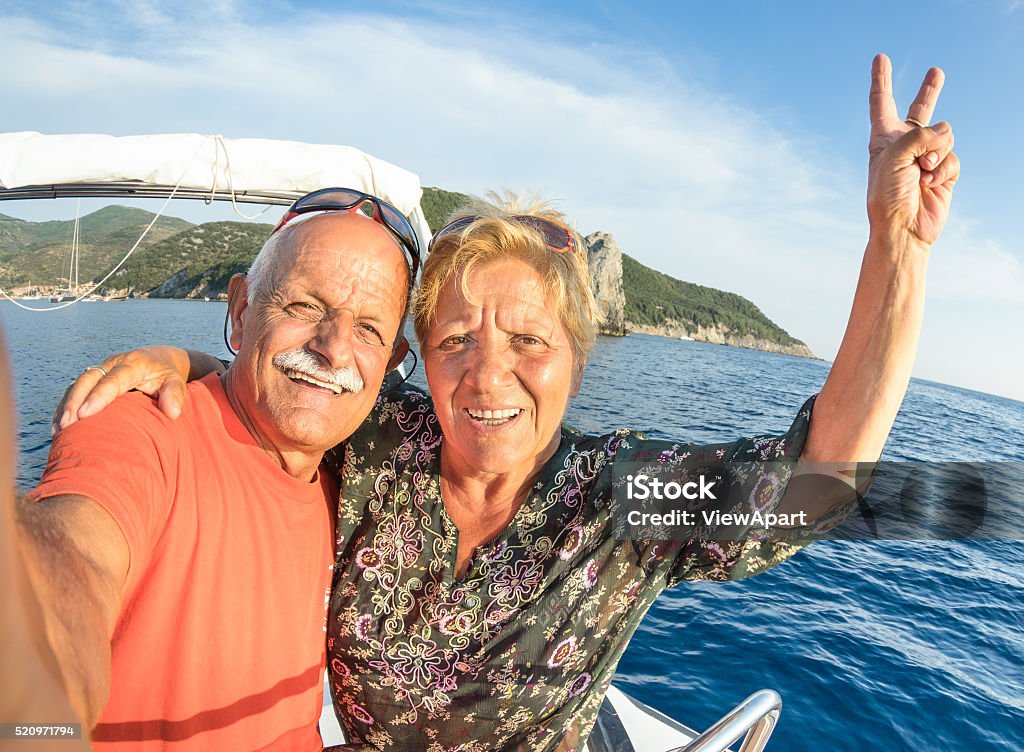 Aventure couple de personnes âgées prenant selfie à l'île de Giglio - Photo de Selfie libre de droits