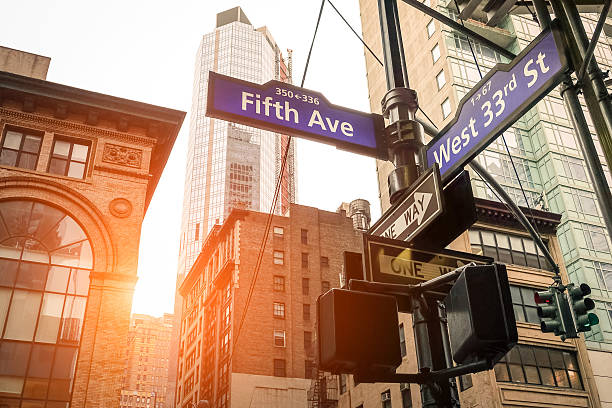 quinta avenue e west 33º entrar cidade de nova york - avenue sign - fotografias e filmes do acervo