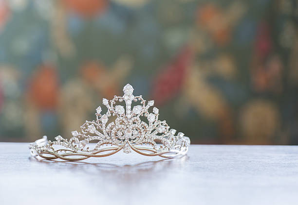 wunderschöne tiara - tiara stock-fotos und bilder