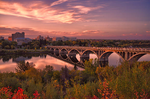 saskatoon jesienią zachód słońca - south saskatchewan river zdjęcia i obrazy z banku zdjęć