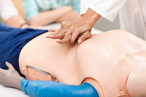 instructor demuestra la cpr medical students - cpr first aid paramedic rescue fotografías e imágenes de stock