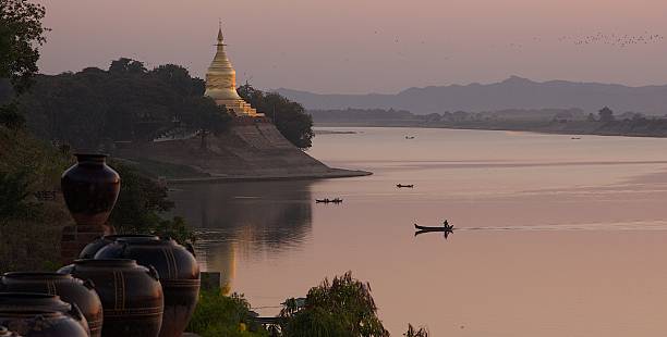 templo birmanês - myanmar bagan temple ayeyarwady river imagens e fotografias de stock