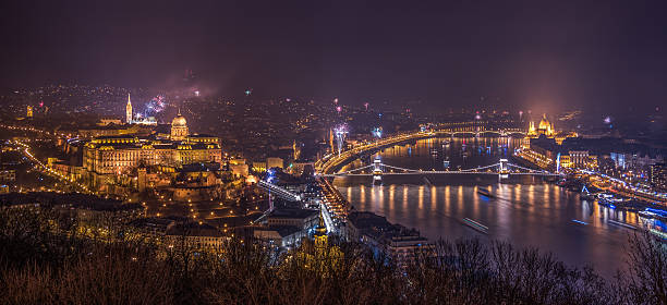 sztuczne ognie nad budapeszt, węgry - budapest chain bridge hungary palace zdjęcia i obrazy z banku zdjęć