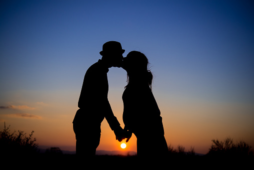 silhouette of couple, kiss, maternity, sunset