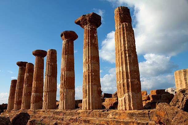 ヘラクレス寺院シチリアアグリジェント - temple of heracles ストックフォトと画像