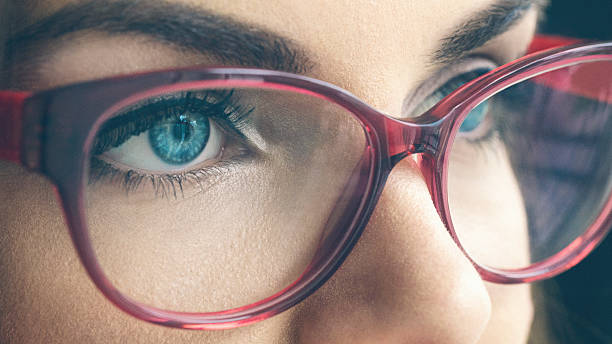 женский голубой глаз макро снимок - reflection women human eye macro стоковые фото и изображения