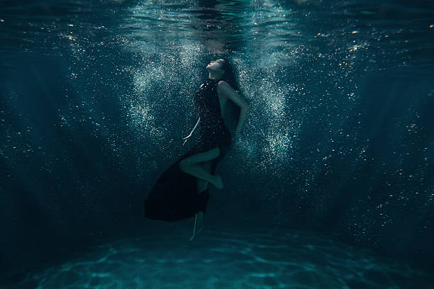 garota no fundo dos raios de sol. - bubble swimming pool water underwater - fotografias e filmes do acervo