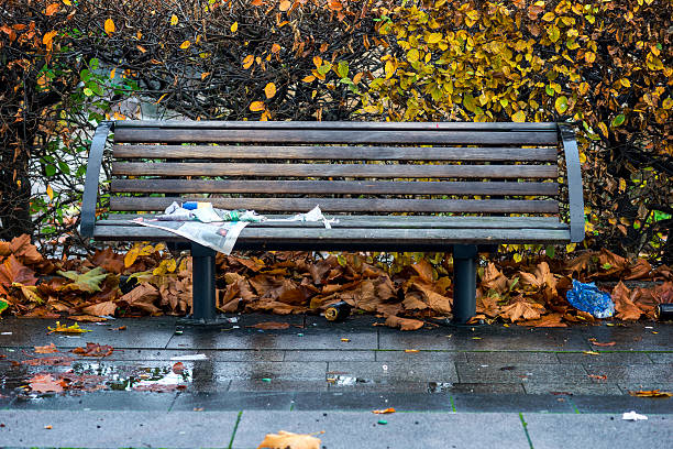 banco de parque em atumn - dirty bench empty park - fotografias e filmes do acervo