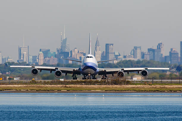 中国航空貨物ボーイング 747 ラインで jfk 国際空港 - boeing boeing 747 airplane cargo container ストックフォトと画像