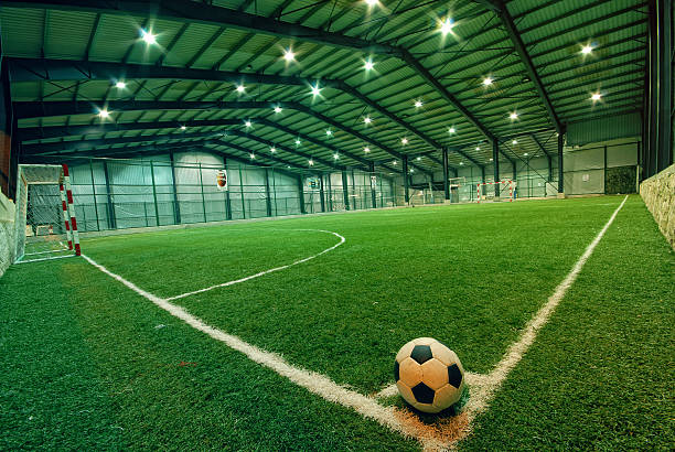 campo de futebol de futebol coberto - local desportivo - fotografias e filmes do acervo