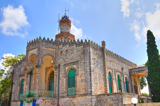 minareto z francesco.  fasano.  apulia.  włochy. - minaret zdjęcia i obrazy z banku zdjęć