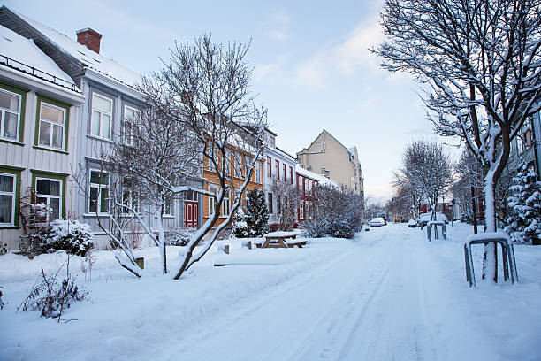 冬の通りにトロンハイムシティノルウェー - trondheim ストックフォトと画像