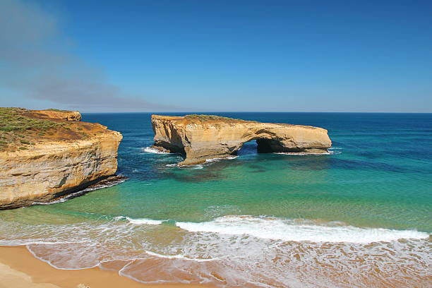 o london bridge (ponte de londres) sobre a great ocean road - uncultivated meteorology weather sea imagens e fotografias de stock