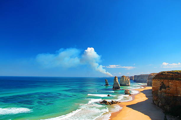 i dodici apostoli, australia, e bushfire - twelve apostles sea rocks immagine foto e immagini stock