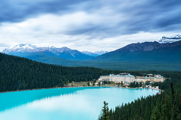 lake louise und schnee-berge - many glacier hotel stock-fotos und bilder