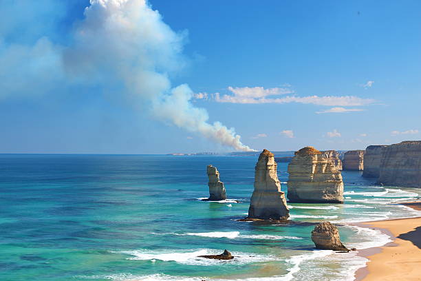 os doze apóstolos, austrália, e bushfire - uncultivated meteorology weather sea imagens e fotografias de stock