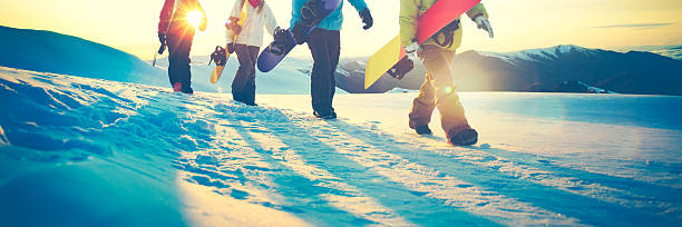 人スノーボードのウィンタースポーツ友情のコンセプト - snowboarding friendship snow winter ストックフォトと画像