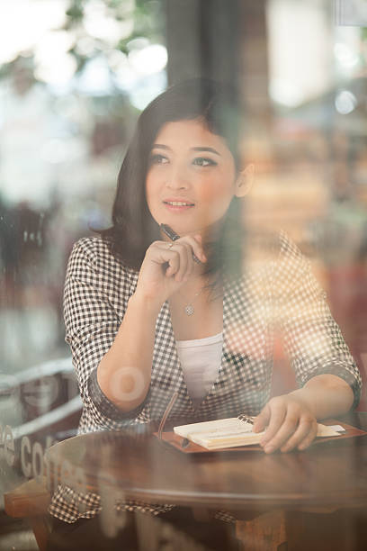 istock Businesswoman working in a coffee shop. 521010150