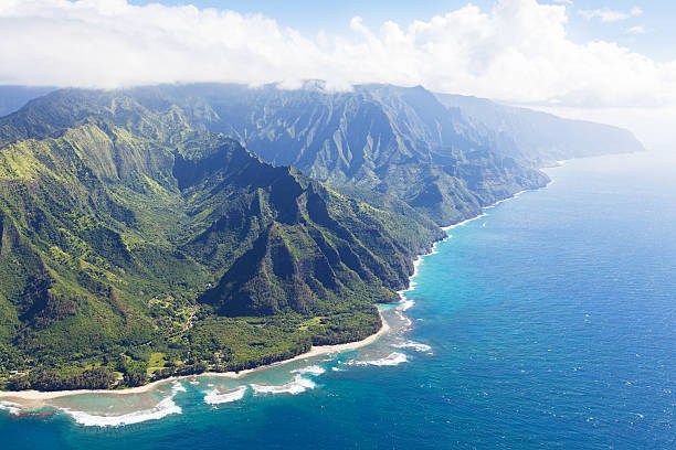 istock na pali coast at kauai 521012766