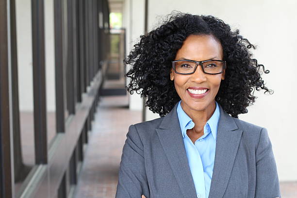 afroamericana mujer de negocios usando gafas - black backgound fotografías e imágenes de stock