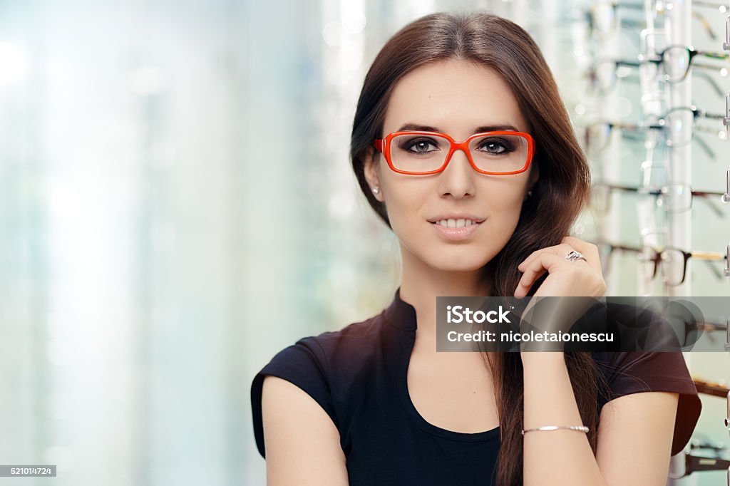 Mujer joven con gafas en tienda óptica - Foto de stock de Gafas libre de derechos